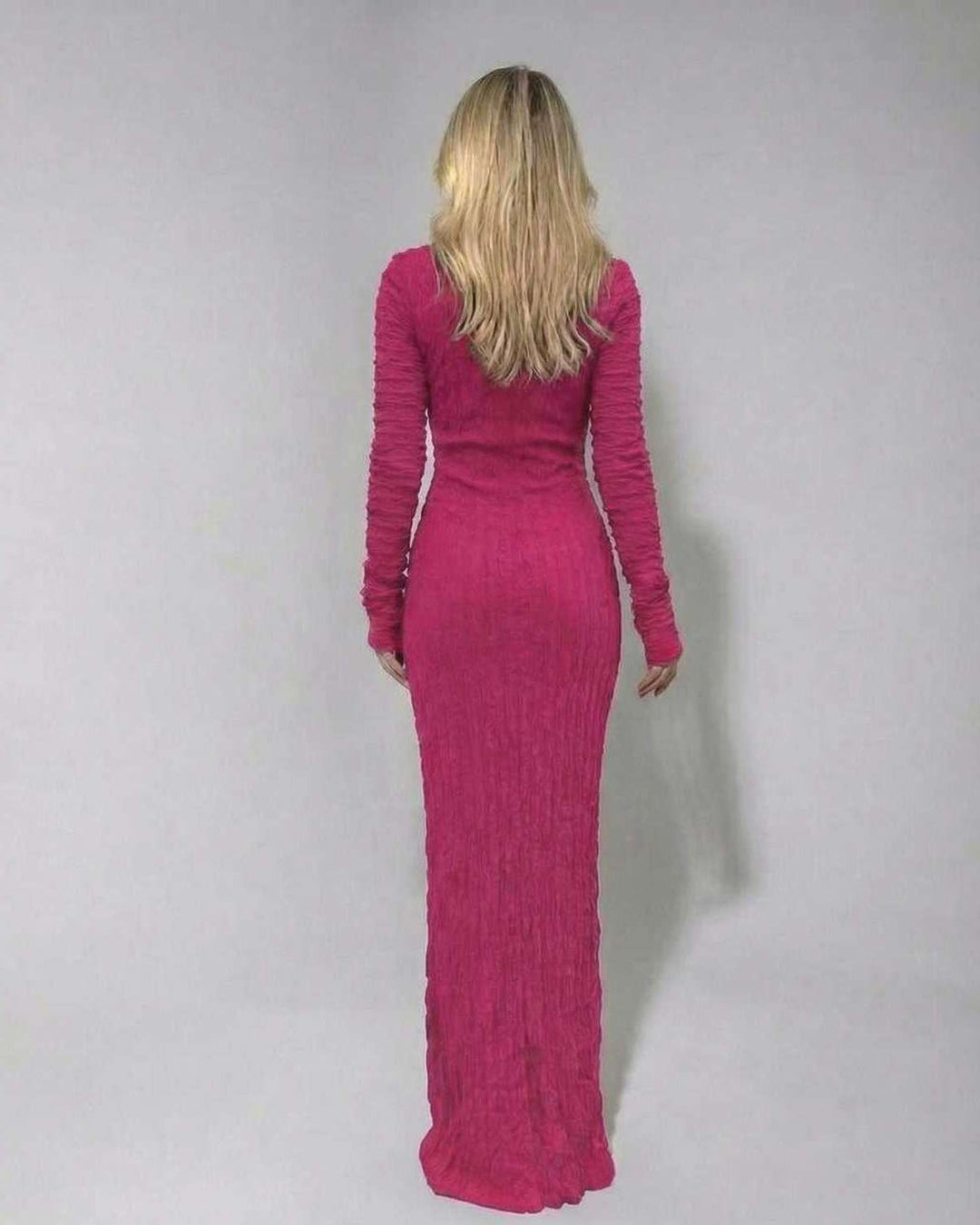 Vestido largo texturizado rosa de mujer, manga larga. Elegante para noche, fiesta o cóctel.