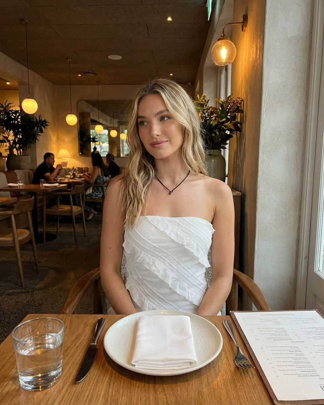 Moda joven: Vestido mini tubo blanco con volantes, sin tirantes. Diseño elegante para mujer, perfecto para fiesta de verano.