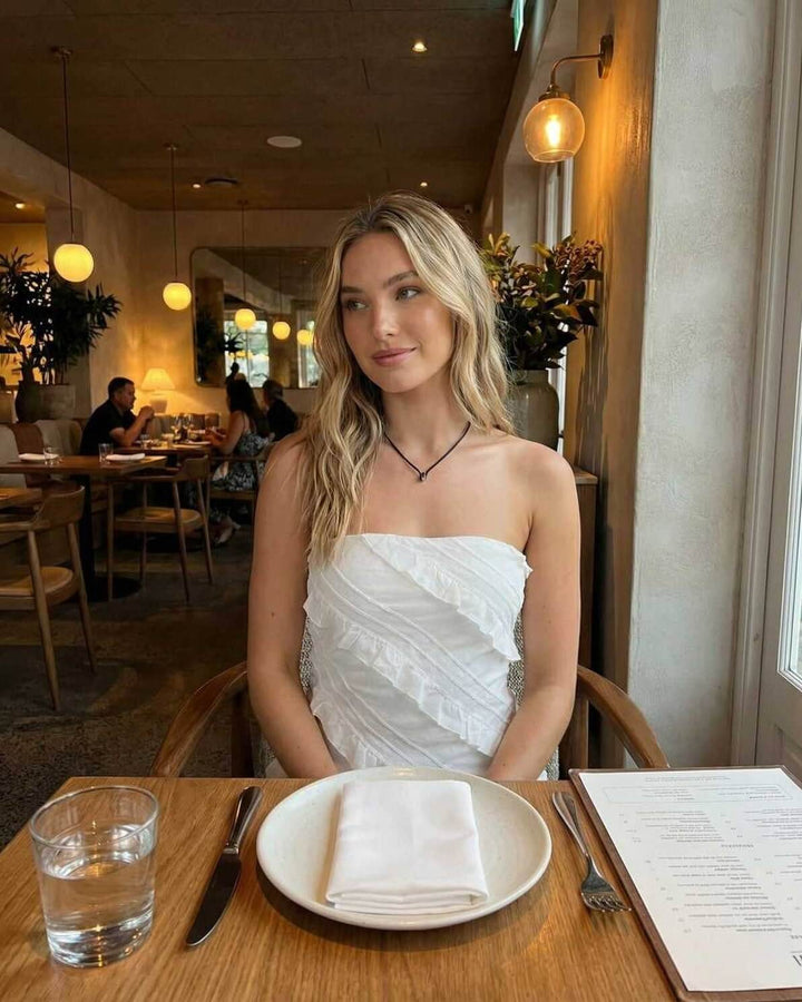 Moda joven: Vestido mini tubo blanco con volantes, sin tirantes. Diseño elegante para mujer, perfecto para fiesta de verano.