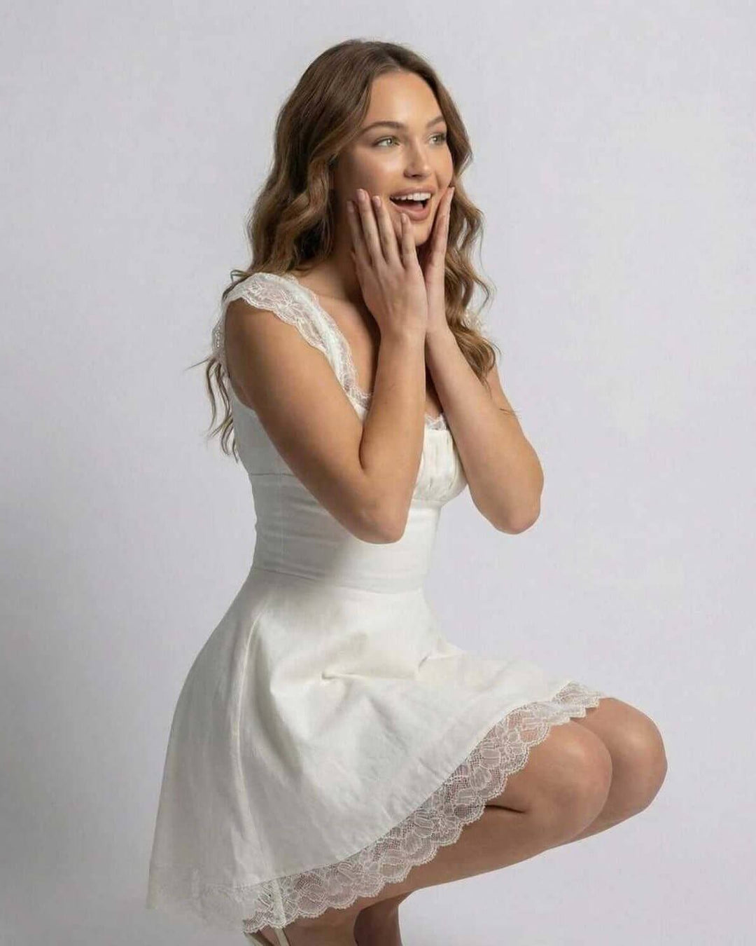 Ropa de fiesta: Vestido mini ajustado blanco para mujer. Estilo sexy y moderno para un look inolvidable.