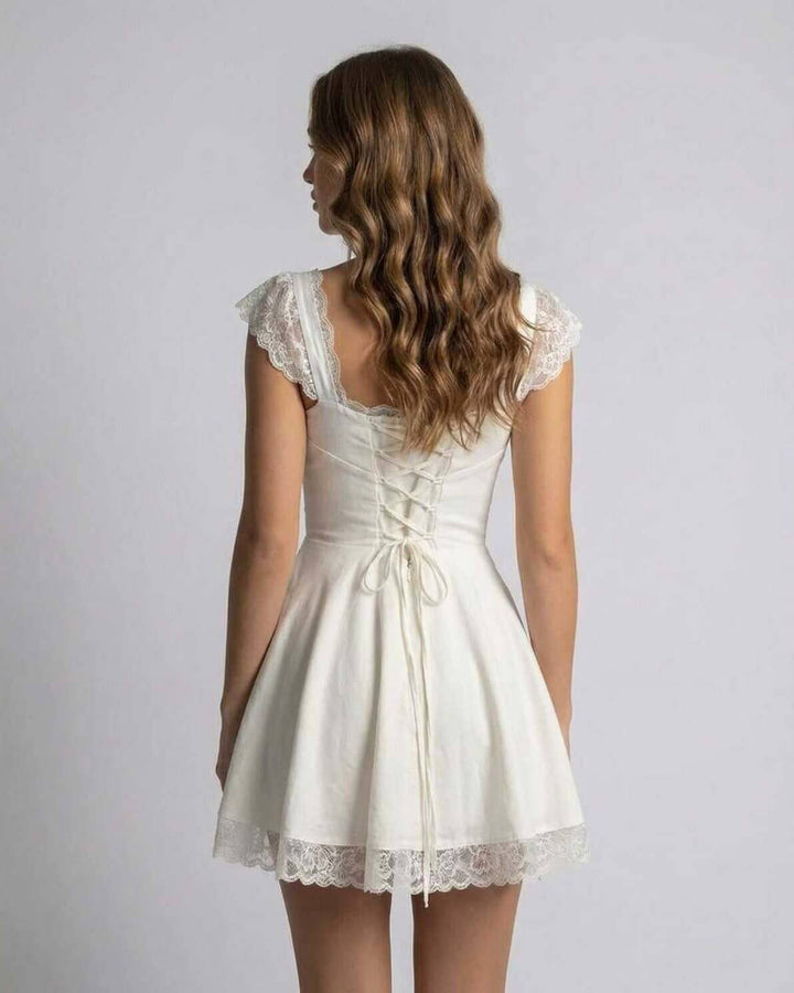 Vestido blanco mini ajustado de mujer, ideal para moda noche. Look sexy de fiesta, tendencia para club.
