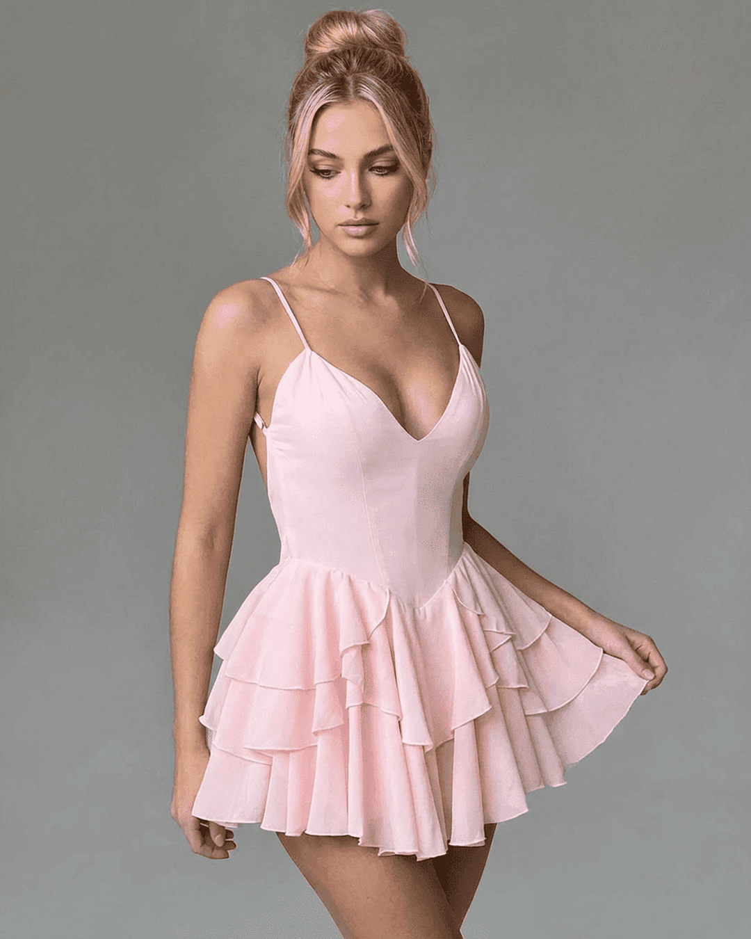 Moda mujer: Vestido mini rosa elegante con escote V y volantes. Estilo chic para cualquier ocasión.