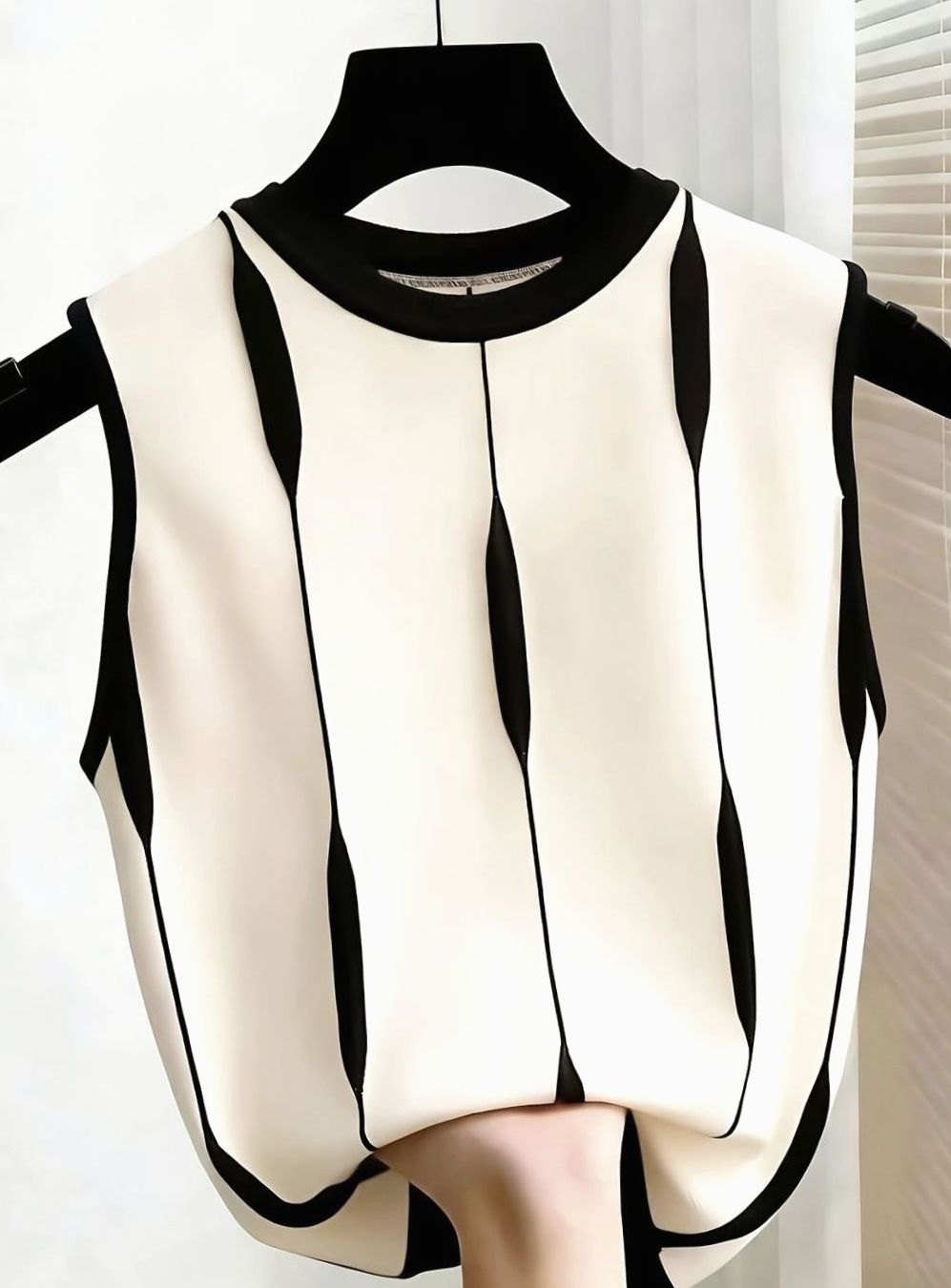 Jersey ISOLINA para mujer con lazo contraste en el cuello pico. Manga corta, estilo preppy y moda femenina casual.