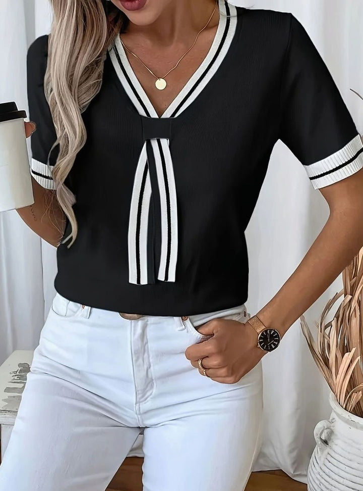 Jersey de punto ISOLINA, cuello pico con lazo. Manga corta. Cómodo, versátil, estilo preppy para mujer.