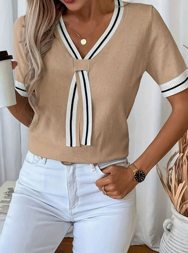 Jersey ISOLINA estilo preppy, cuello en V con lazo contraste. Manga corta, moda femenina de punto. Versátil y chic.