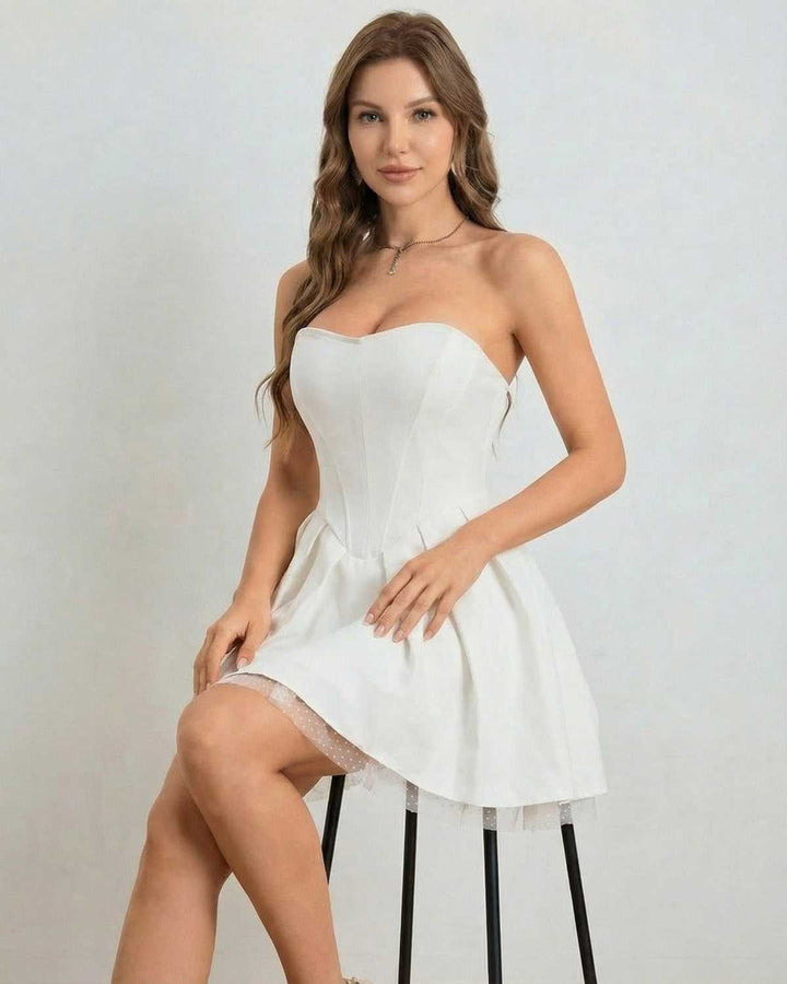 Moda femenina: vestido mini blanco sin tirantes Ivoria, ideal para brillar en cócteles y fiestas elegantes.