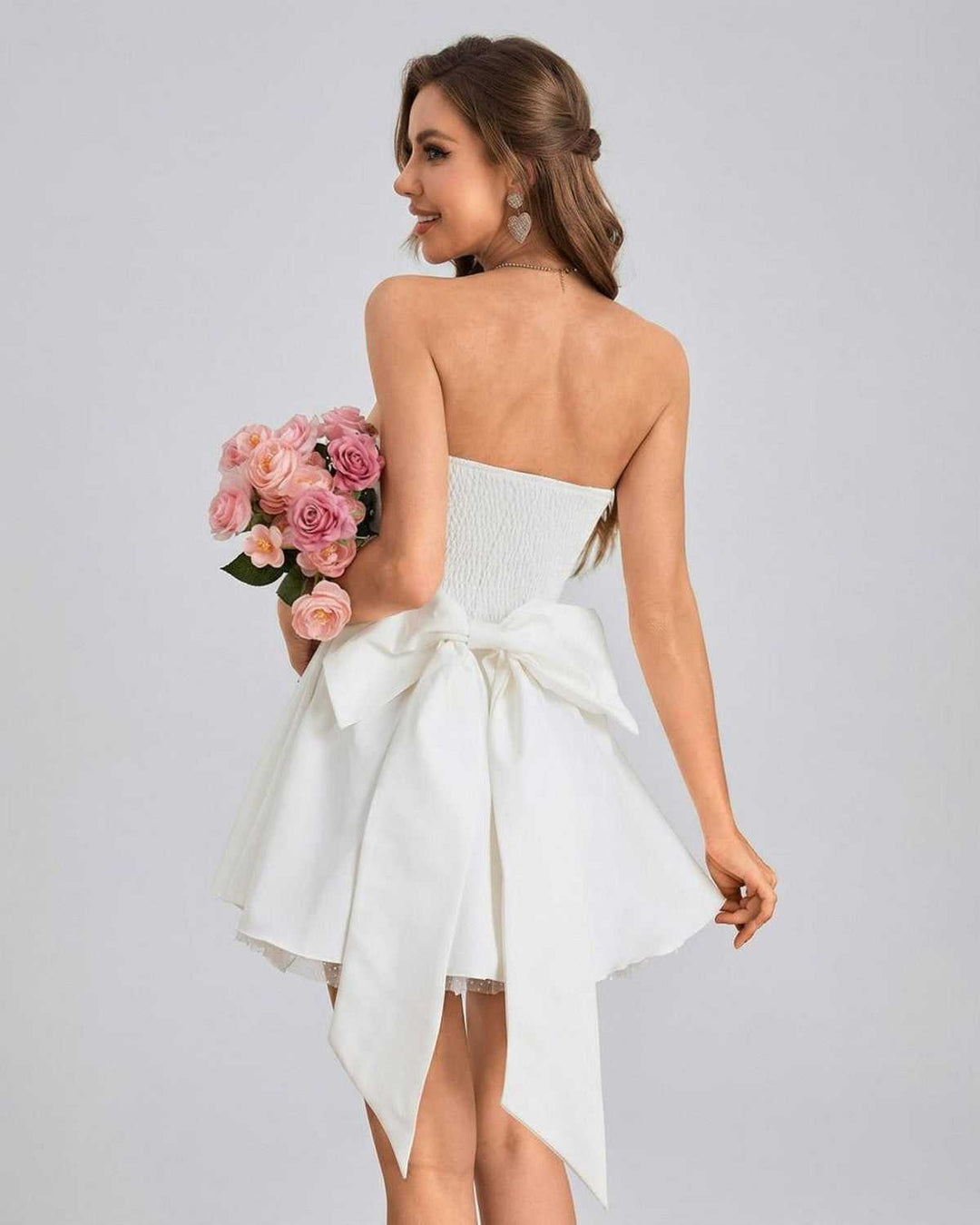 Vestido de cóctel Ivoria blanco sin tirantes, cintura alta, ideal para ocasiones especiales. Moda de mujer.