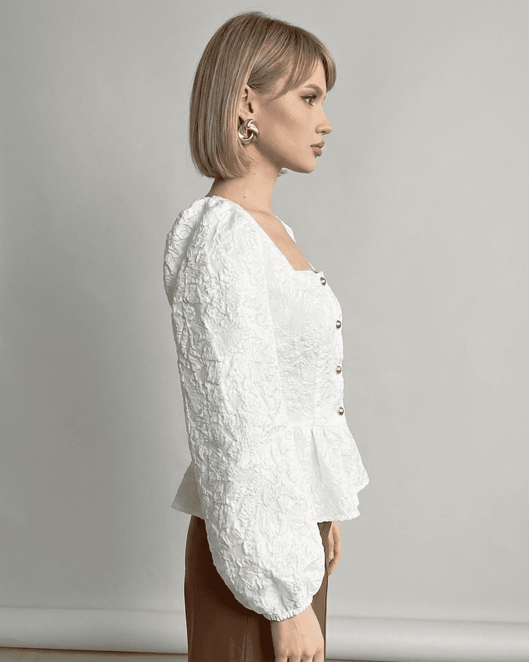 Moda chic mujer: top corsé marfil con mangas abullonadas, perfecto para un estilo sofisticado.