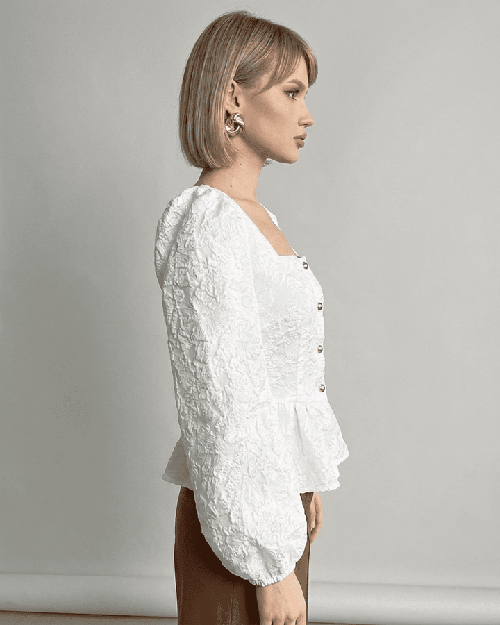 Moda chic mujer: top corsé marfil con mangas abullonadas, perfecto para un estilo sofisticado.