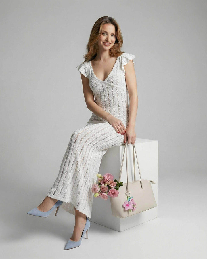 Vestido maxi bodycon de encaje marfil con escote en V, look sofisticado y femenino.