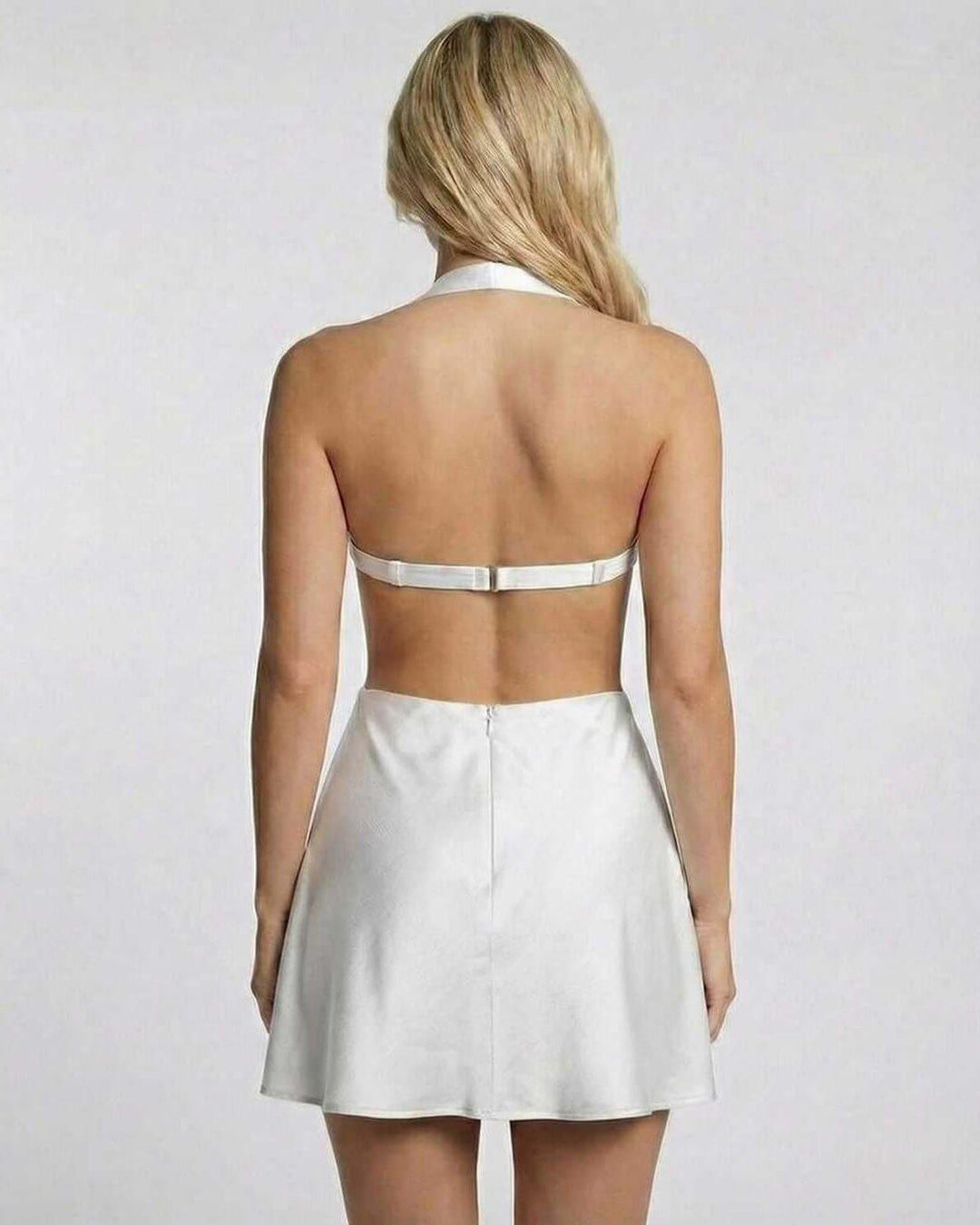Vestido mini marfil ajustado y favorecedor para mujer, con diseño cortado moderno y chic.