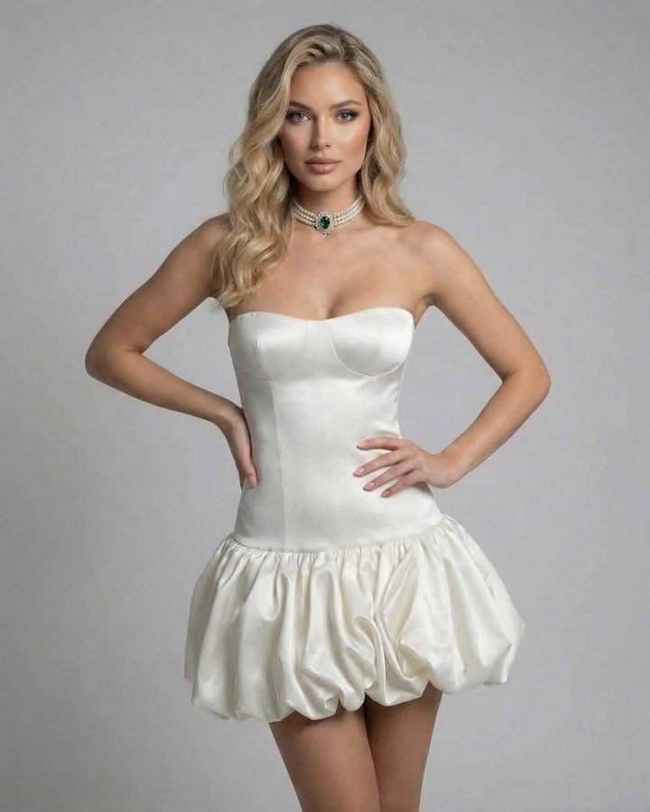 Vestido mini elegante marfil para mujer, ajustado, sin tirantes y con sofisticada espalda abierta.