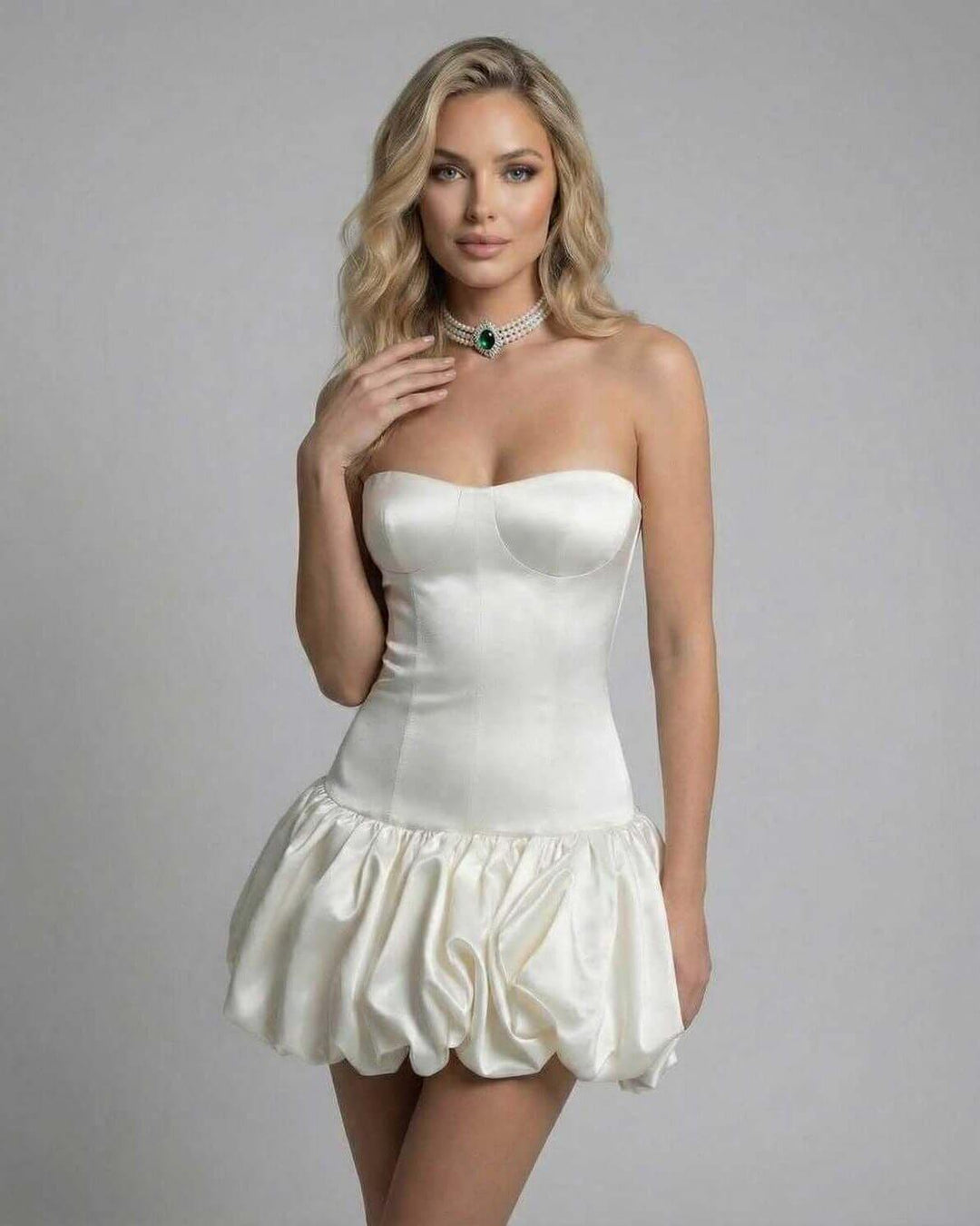 Vestido de noche marfil sin tirantes para mujer, ajustado, corte mini y espalda descubierta festiva.