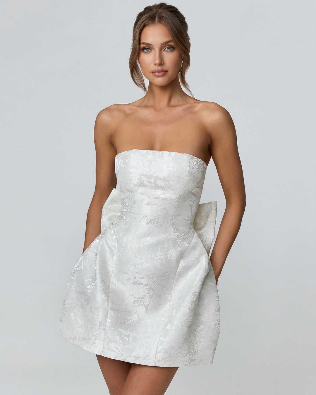 Vestido mini marfil sin tirantes para mujer, elegante y perfecto para cócteles o fiestas.