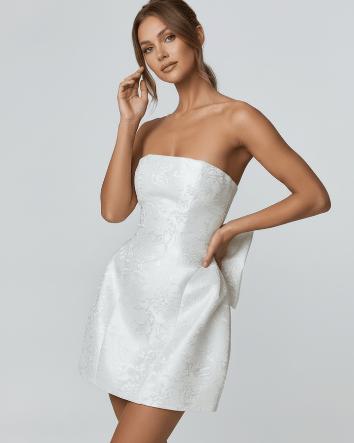 Vestido corto marfil de mujer, diseño sin tirantes, perfecto para fiestas de verano.