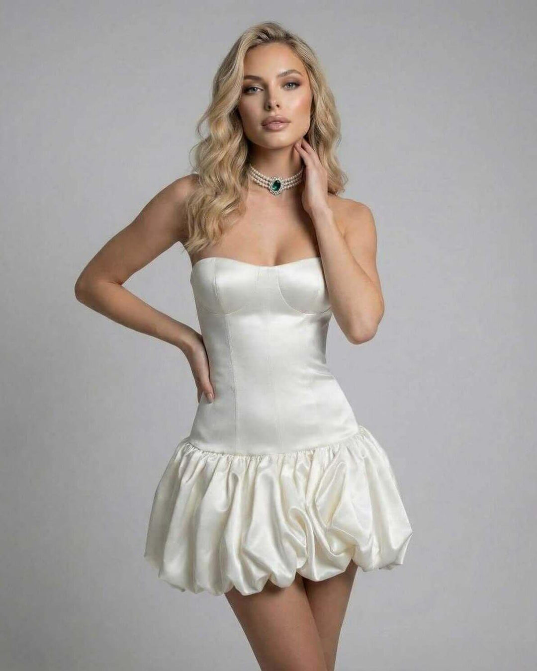 Vestido ajustado corto marfil sin tirantes, diseño chic con espalda descubierta para moda de noche.