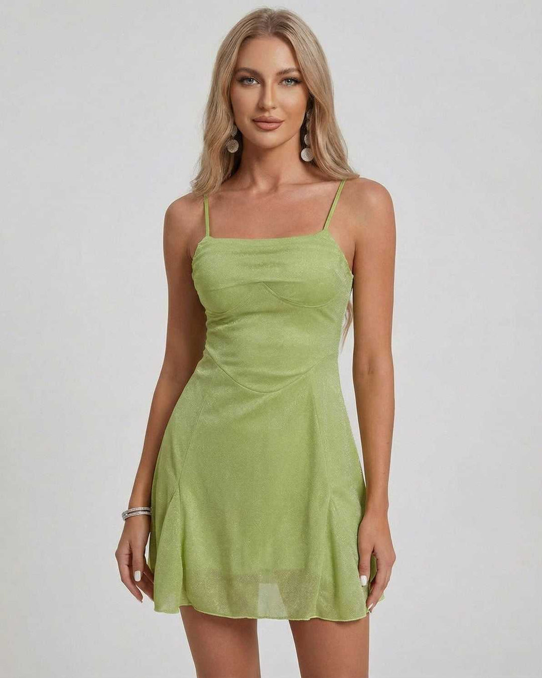 Vestido de mujer A-line blanco brillante, estilo mini y sin mangas. Ideal como vestido de fiesta o cóctel.