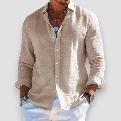 Hombre usando camisa de verano casual y ligera en la playa, estilo fresco y transpirable.