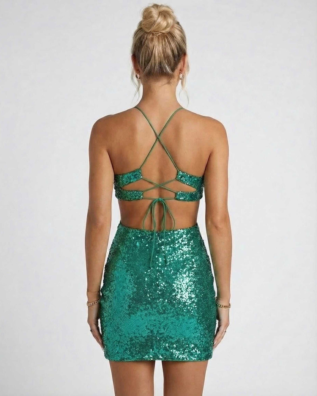 Elegante vestido mini de cóctel con lentejuelas verdes, escote en V y diseño sin mangas.