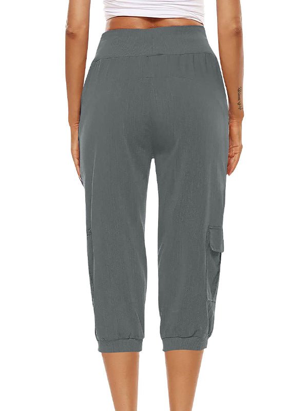 Mujer luciendo pantalones capri casuales con cintura elástica, bolsillos y diseño cómodo para el verano.