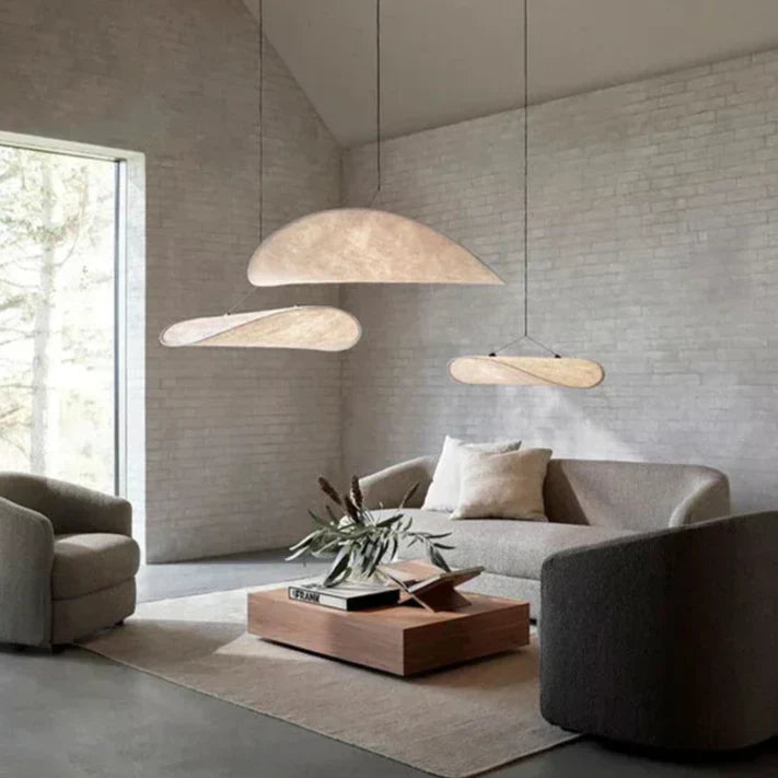 Iluminación de diseño: Chandelier de seda japonesa artesanal, ideal para decoración de hogar moderno.