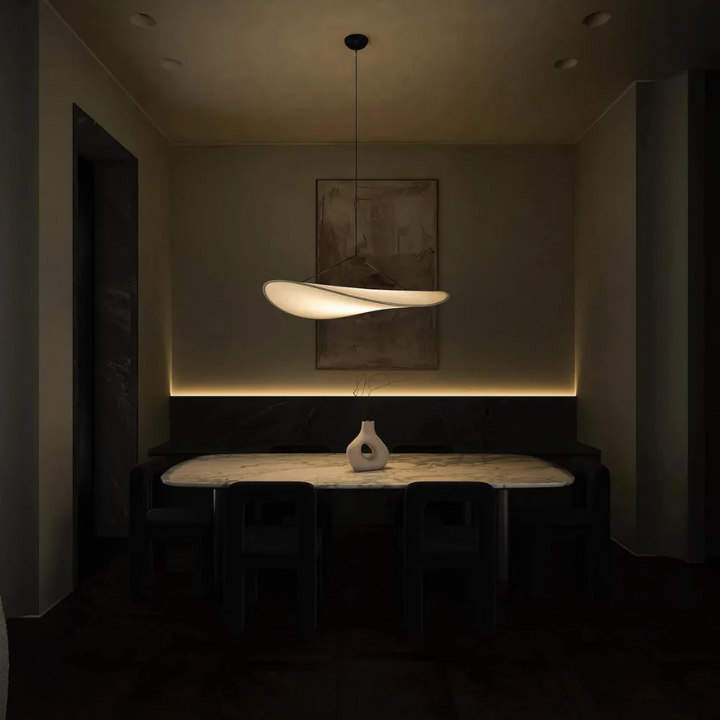 Chandelier artesanal: Lámpara de techo de seda japonesa para decoración de hogar con luz cálida.
