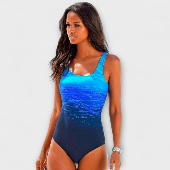 Bañador deportivo de una pieza para mujer con diseño degradado, ideal para natación y piscina.