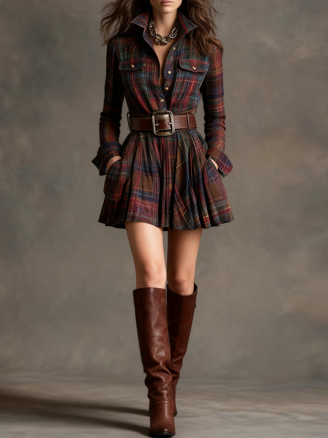 Vestido corto camisero de mujer con estampado de cuadros y cinturón elegante, ideal para un look casual chic.