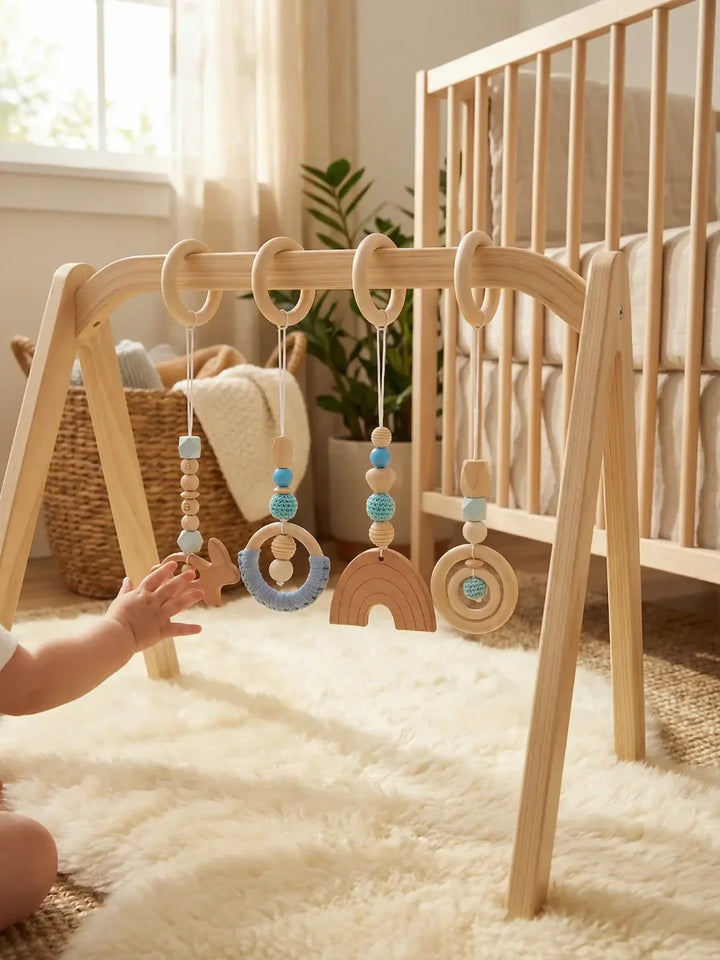 Gimnasio de madera compacto para bebé, diseño nórdico con juguetes sensoriales para cualquier espacio.
