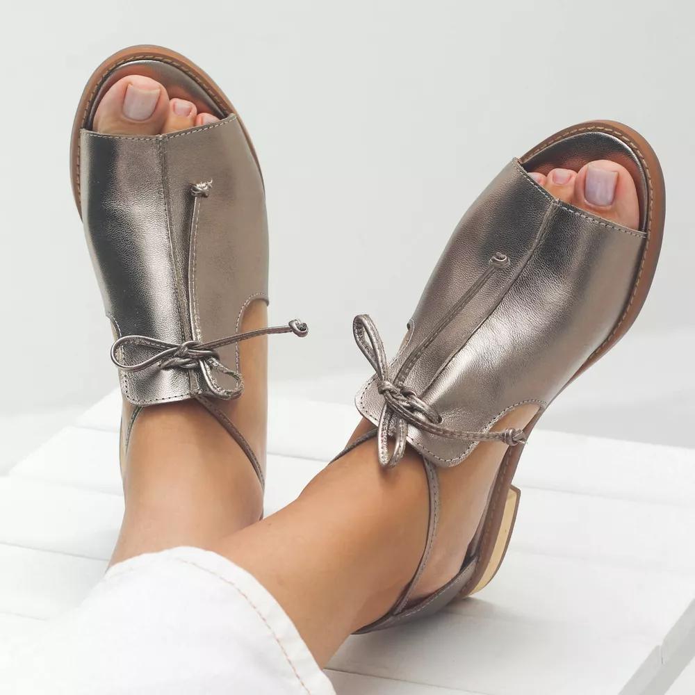 Sandalias elegantes mujer con punta abierta y cordones ajustables. Tacón bajo, cómodas para verano y playa.