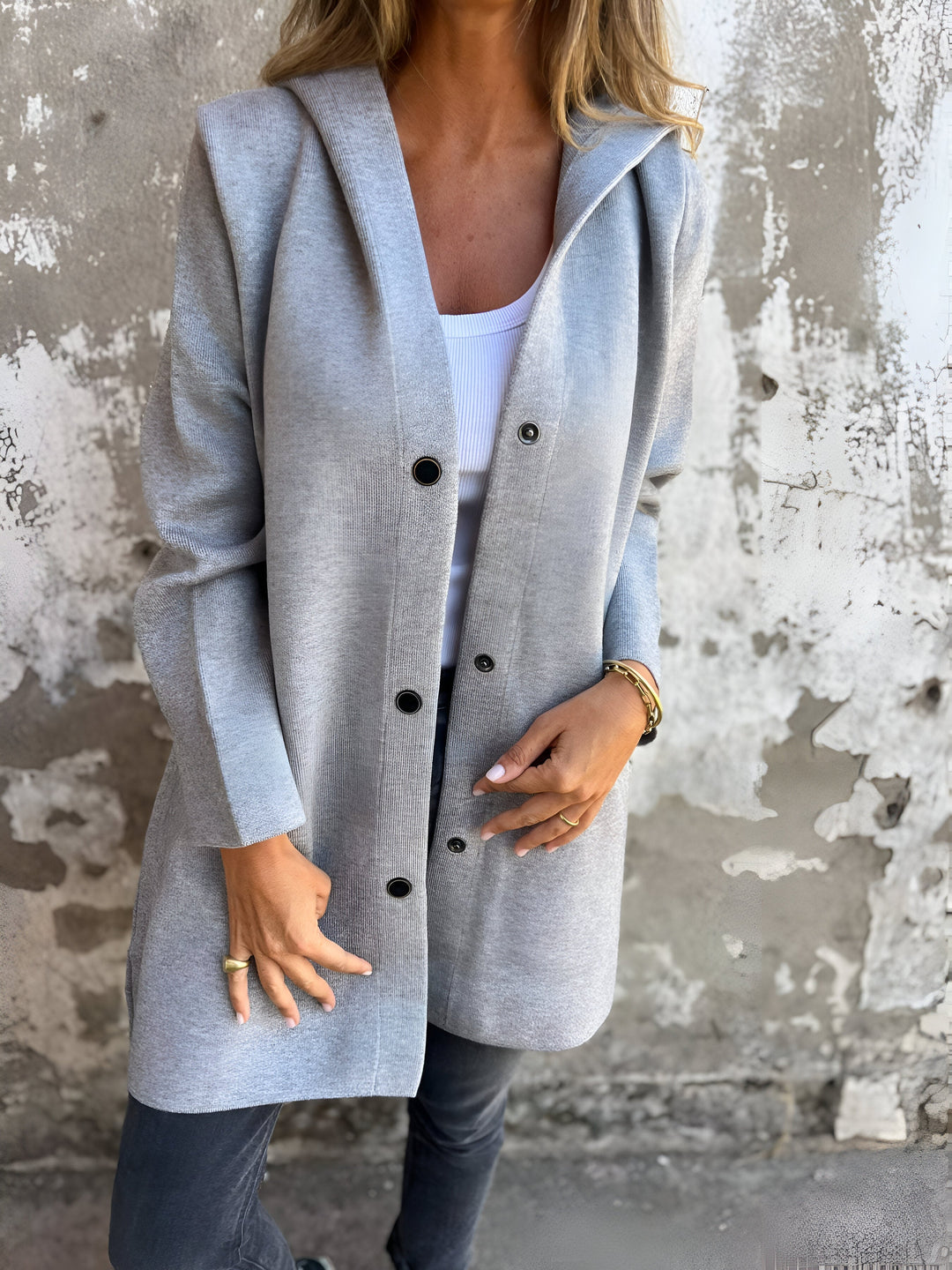 Modelo luciendo chaqueta casual de mujer con capucha, versátil para otoño. Estilo diario y comodidad de moda femenina.