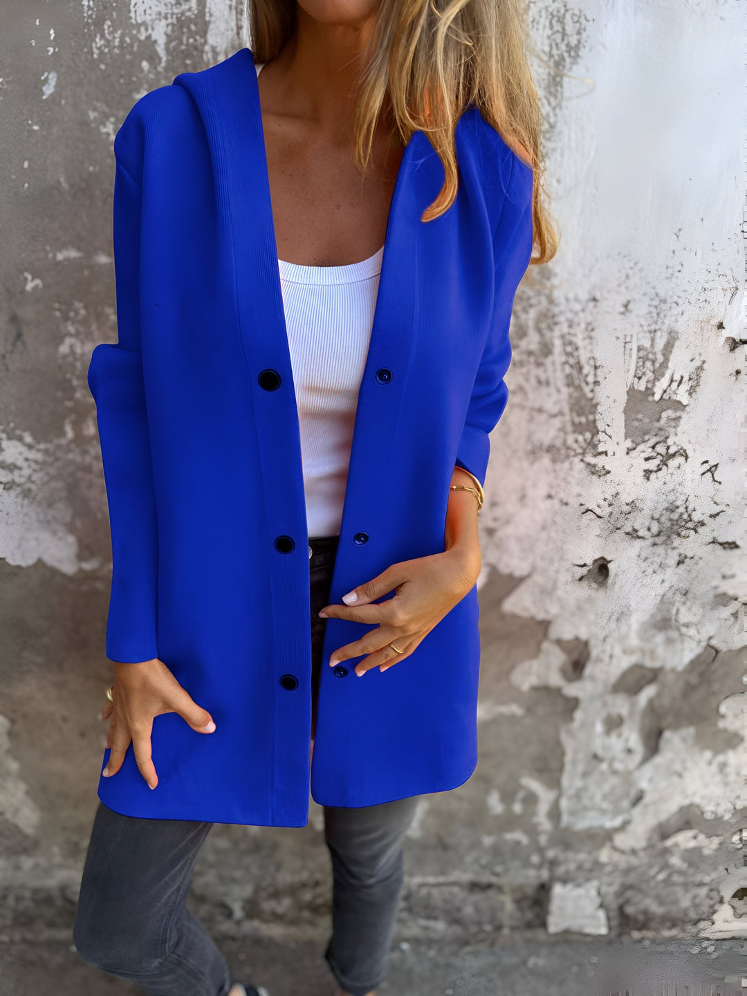 Chaqueta casual para mujer con capucha, corte moderno. Ofrece comodidad y estilo diario, ideal para primavera y otoño.