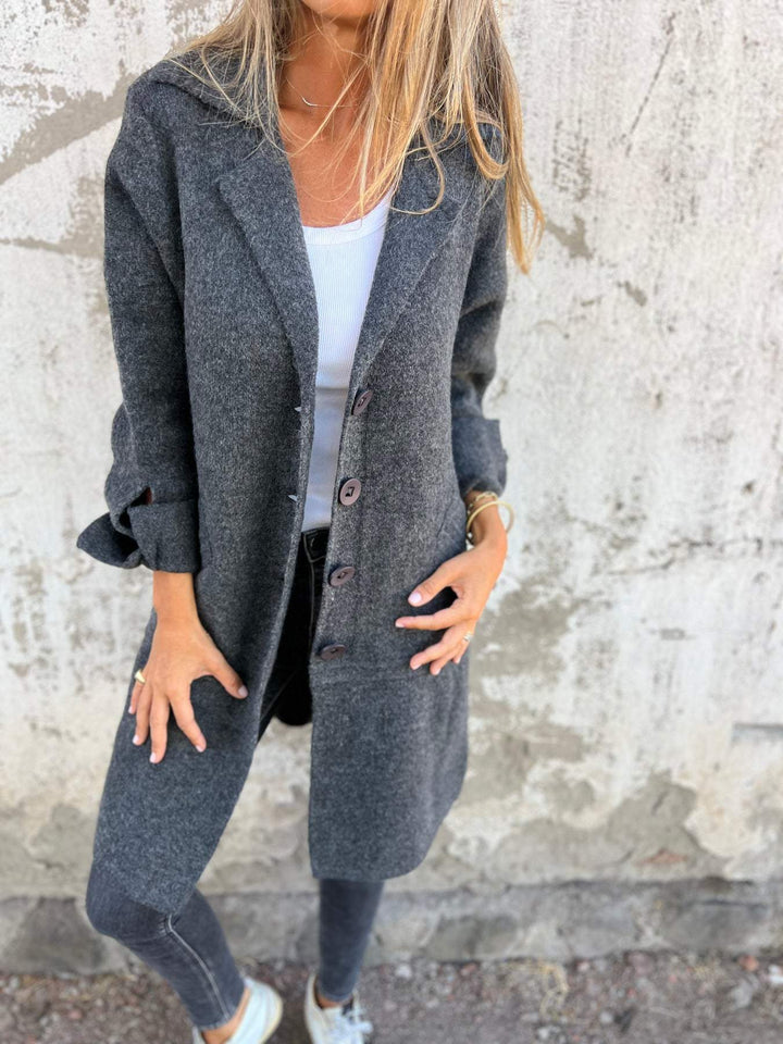 Mujer vistiendo abrigo elegante con botones, ideal para eventos formales o el día a día en invierno.
