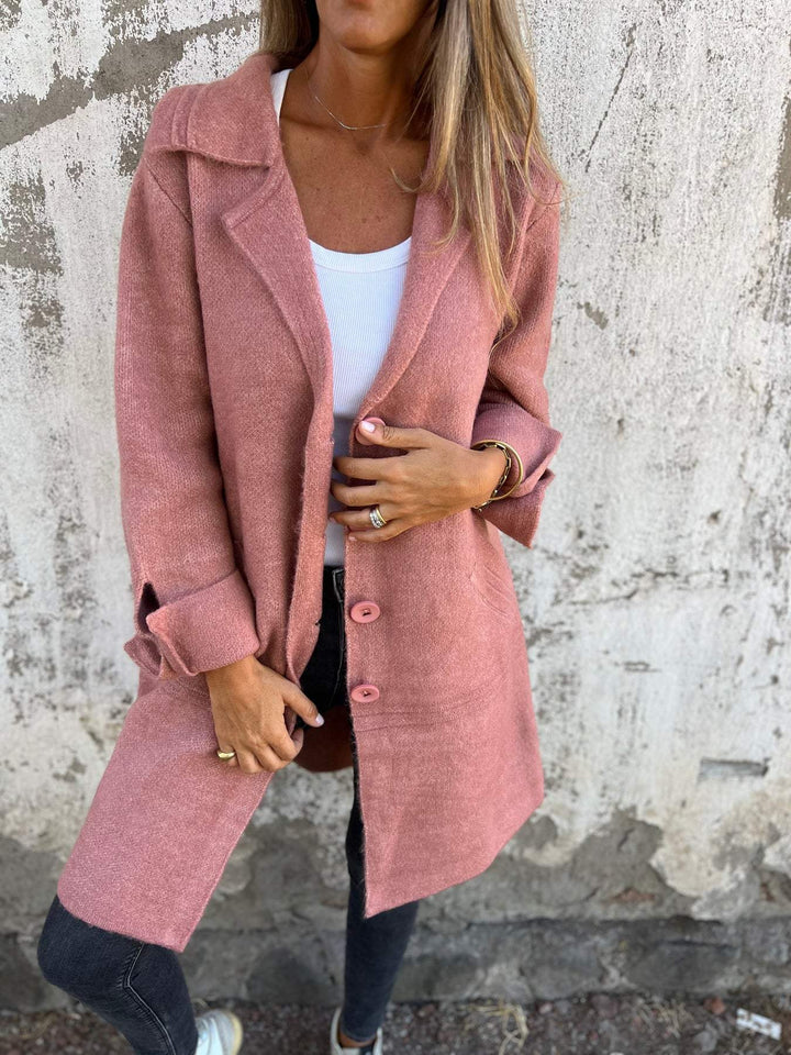 Abrigo de moda para mujer, perfecto para otoño e invierno. Diseño con botones para un look versátil.