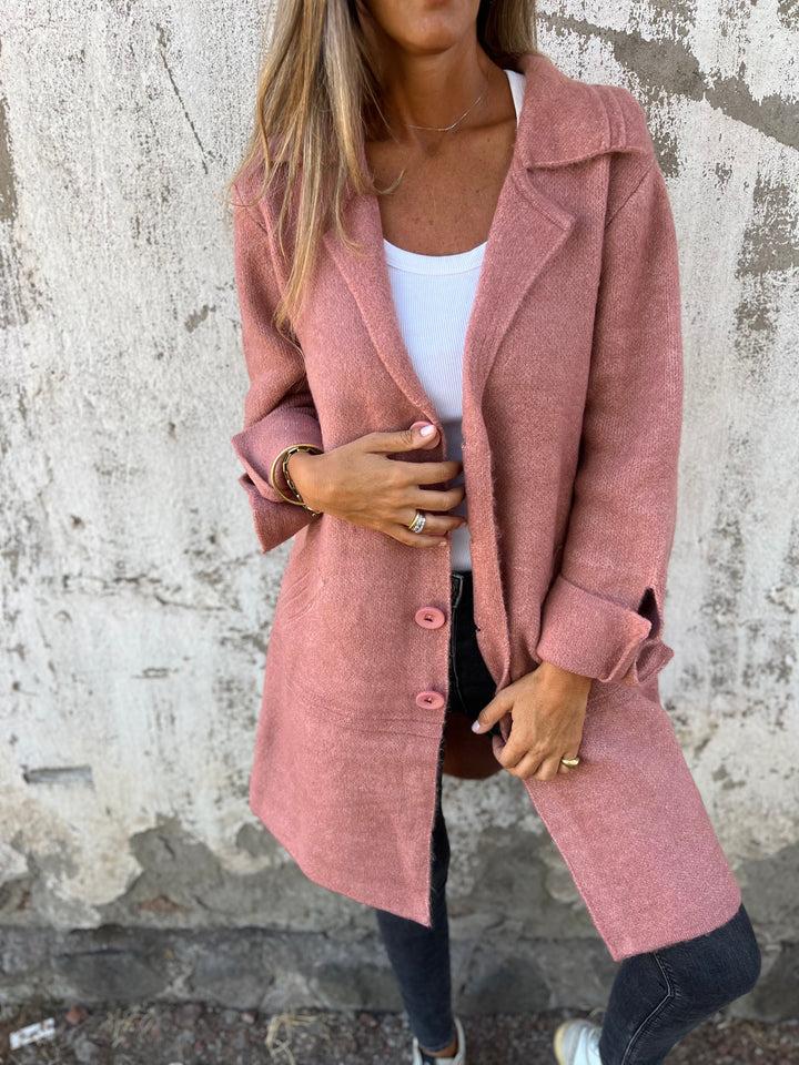 Chaqueta de mujer con botones frontales, estilo formal y casual. Ropa exterior chic de invierno.