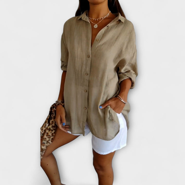 Blusa plisada elegante de oficina para mujer, que ofrece un estilo profesional y sofisticado.