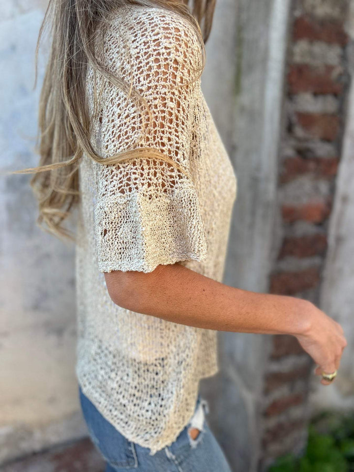 Top de mujer con textura elegante, escote en V. Ropa cómoda y versátil para primavera y verano.