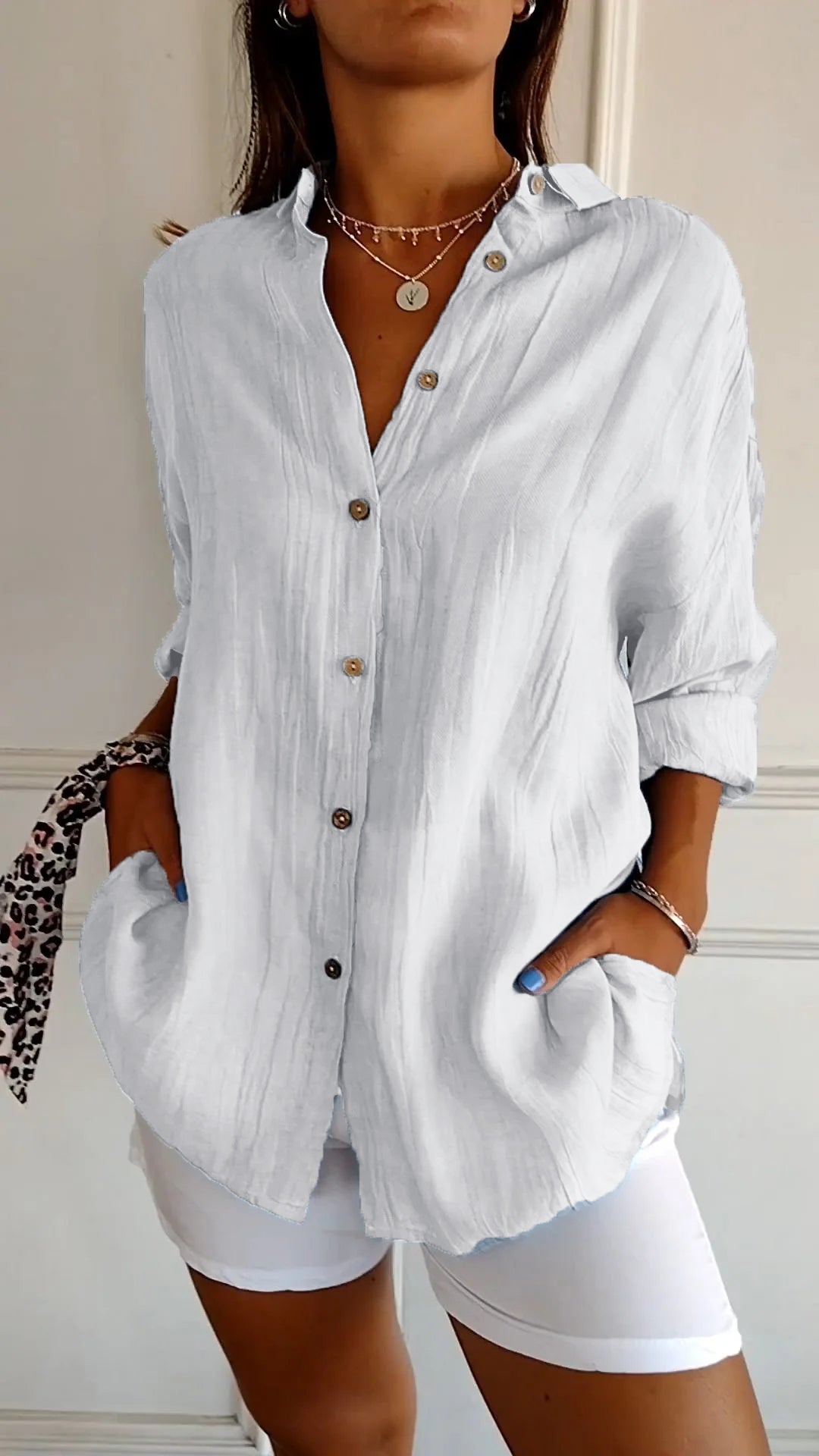 Blusa casual femenina, ideal para llevar abierta o cerrada, una prenda básica de moda.