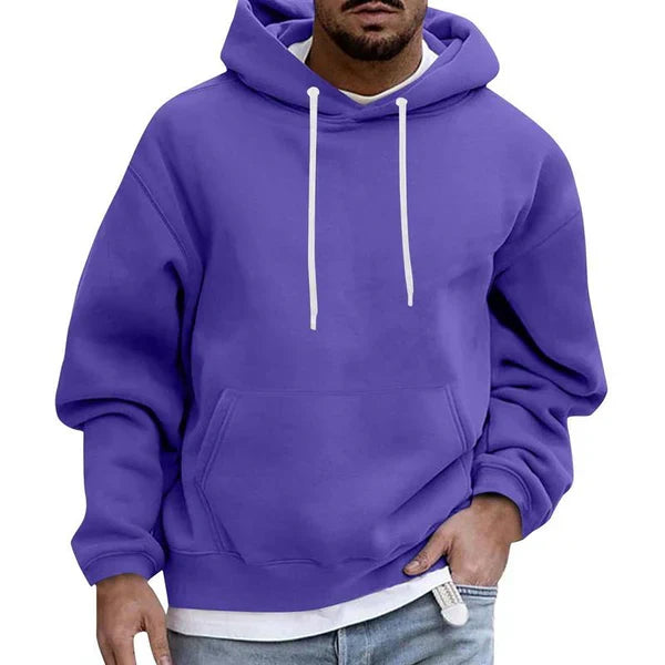 Sudadera con capucha oversize para hombre colgada, mostrando su diseño moderno y suelto, ideal para otoño.
