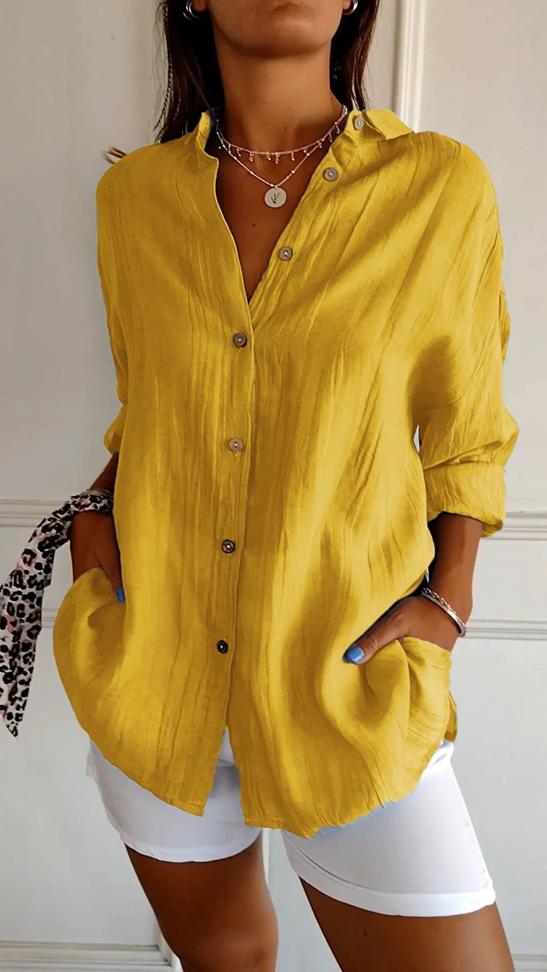 Detalle de cuello y puños de camisa casual de mujer, un toque chic para tu look versátil.