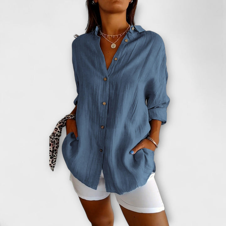 Blusa plisada de mujer en diversos colores, una prenda de moda versátil y fácil de combinar.