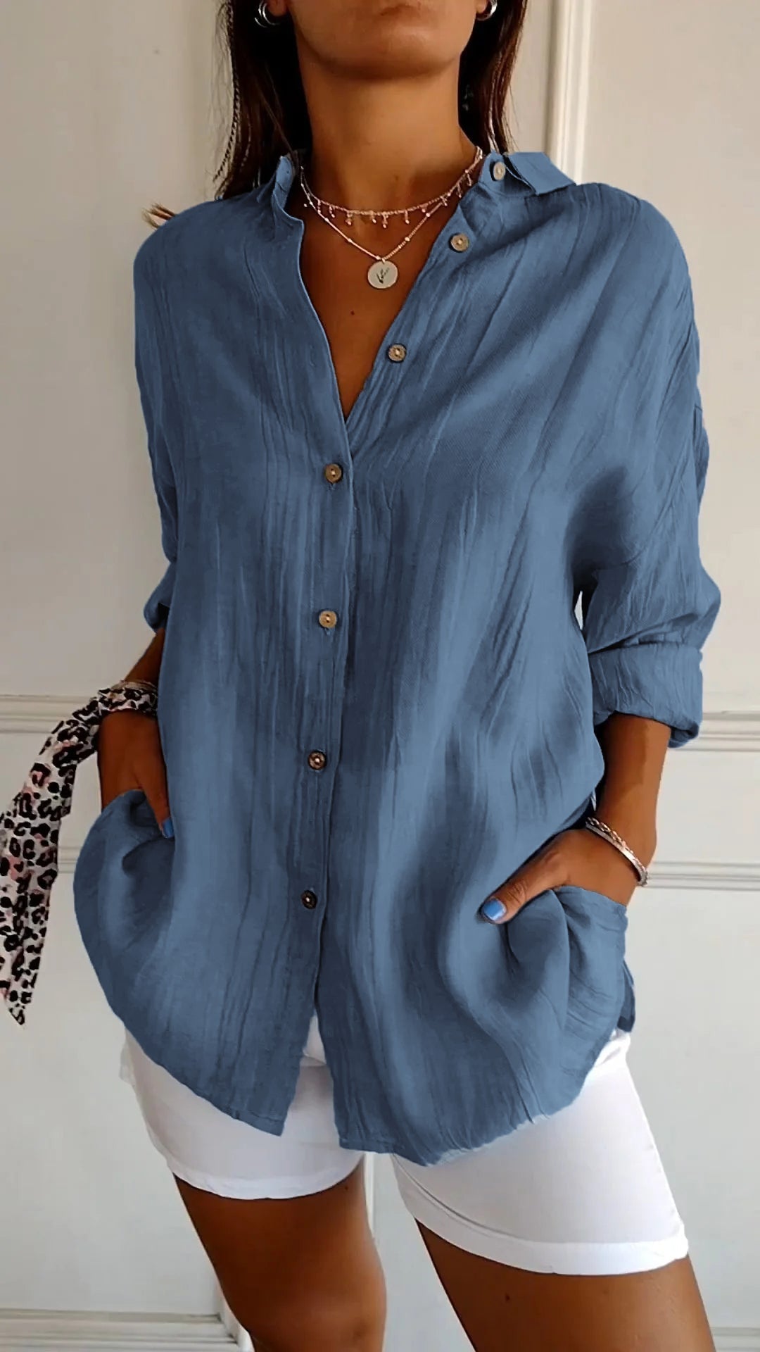 Blusa de moda femenina, vista lateral de la caída del tejido, para un look casual y versátil.