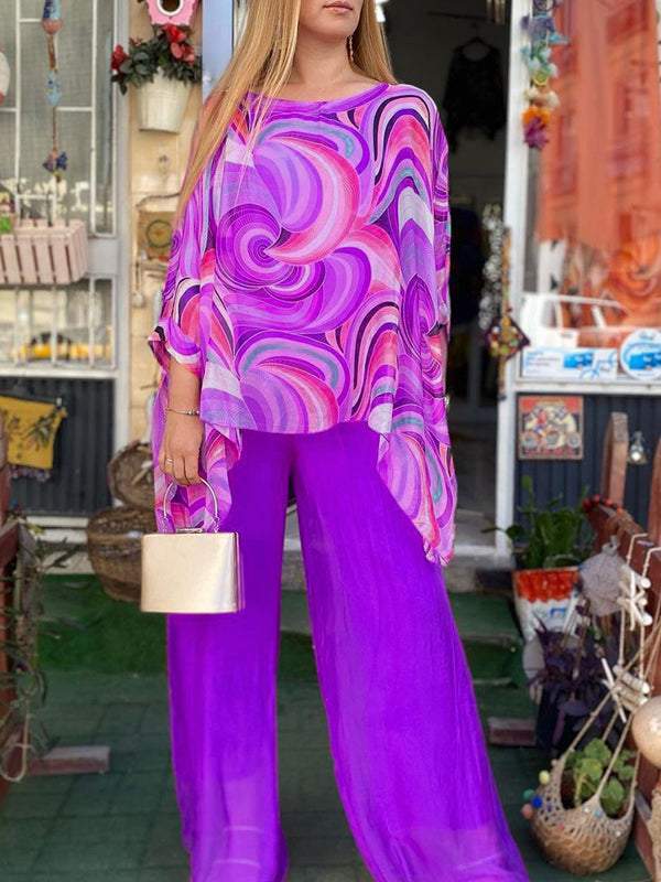 Pantalón ancho y blusa con estampado. Conjunto de dos piezas para mujer, estilo artístico y fluido.