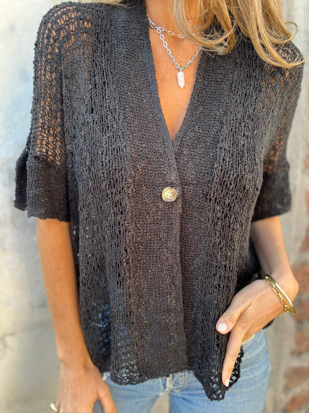 Blusa de mujer holgada y texturizada, con escote en V. Ideal para un look casual chic de verano.