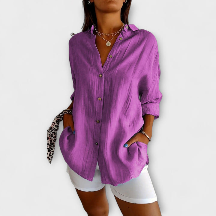 Blusa plisada versátil para mujer, perfecta para transicionar de un look casual a formal.