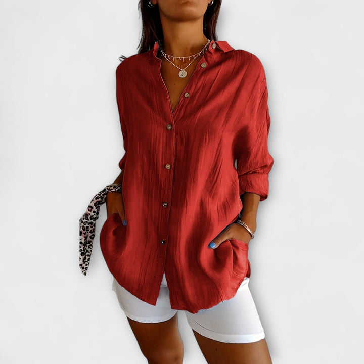 Blusa de mujer con detalle plisado, una prenda moderna, elegante y de tendencia actual.