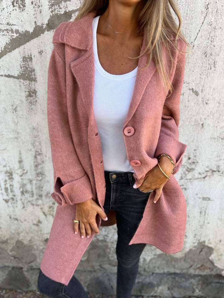 Abrigo de mujer elegante con botones, ideal para otoño e invierno. Moda versátil para cualquier ocasión.
