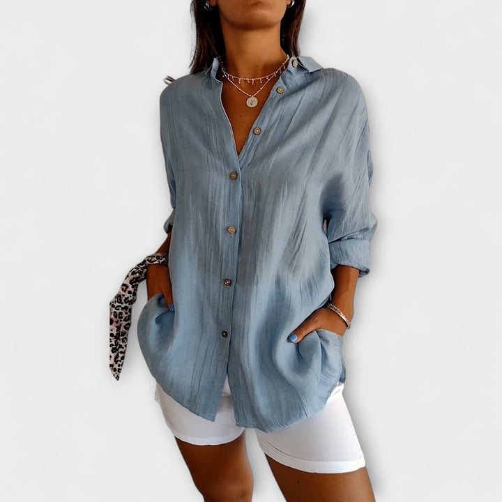 Blusa plisada chic de mujer, ideal para moda casual, oficina o eventos formales.
