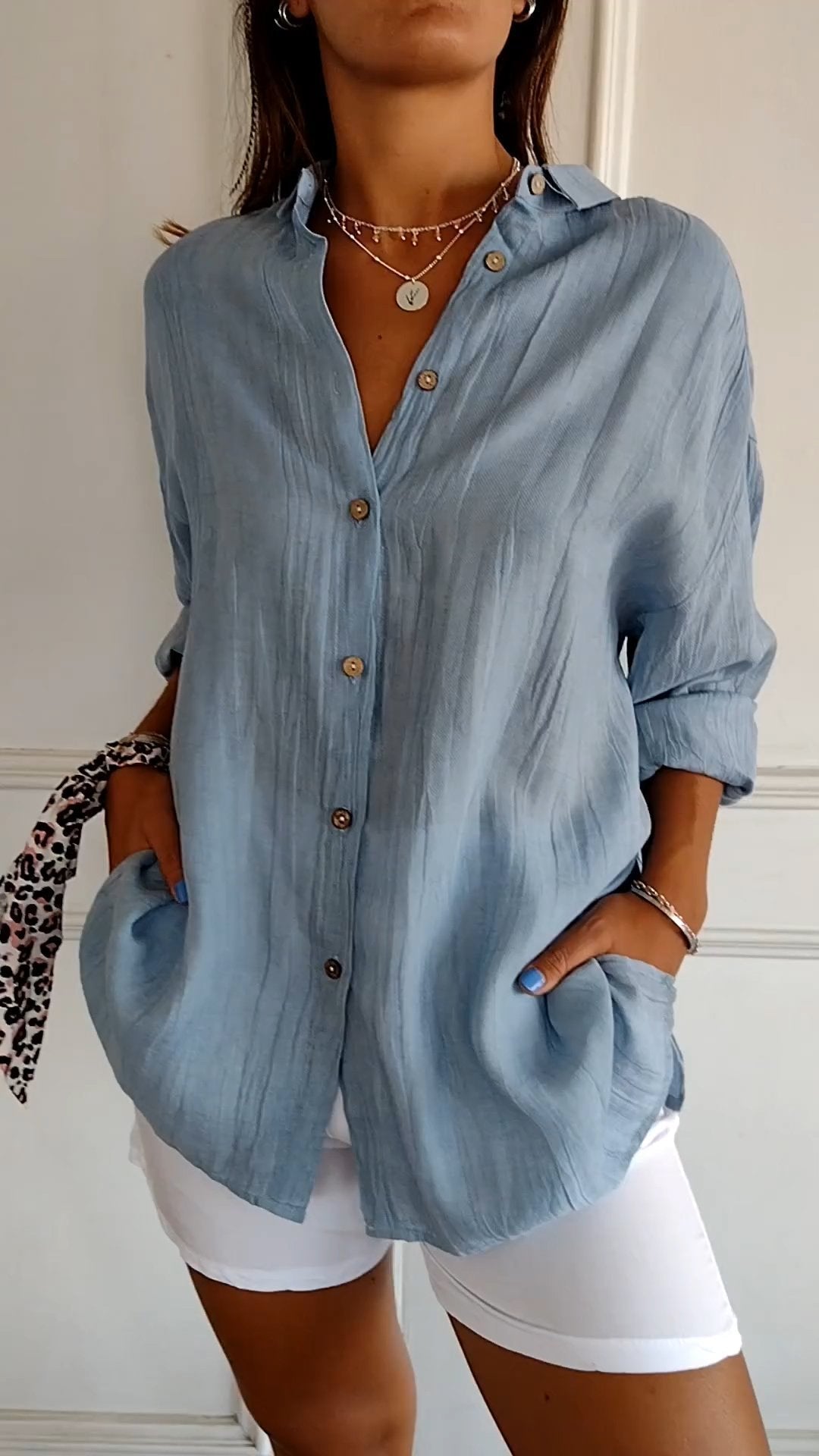 Camisa de mujer con botones frontales, diseño básico y chic para un estilo versátil.