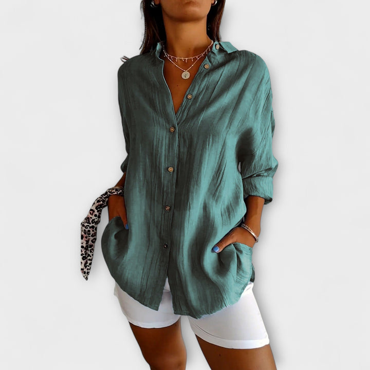 Blusa plisada elegante para mujer, disponible en tallas grandes para mayor comodidad y estilo.